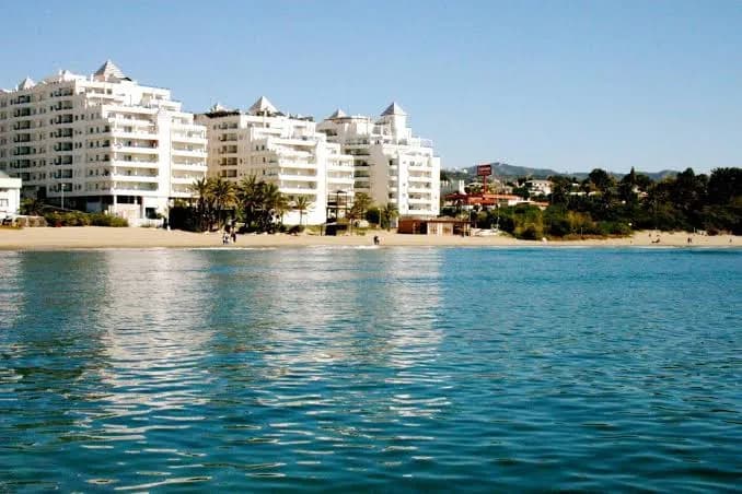 Strandnahe Wohnung in erster Meereslinie in Banana Beach (3 Zi.) Teilweiser Meerblick.