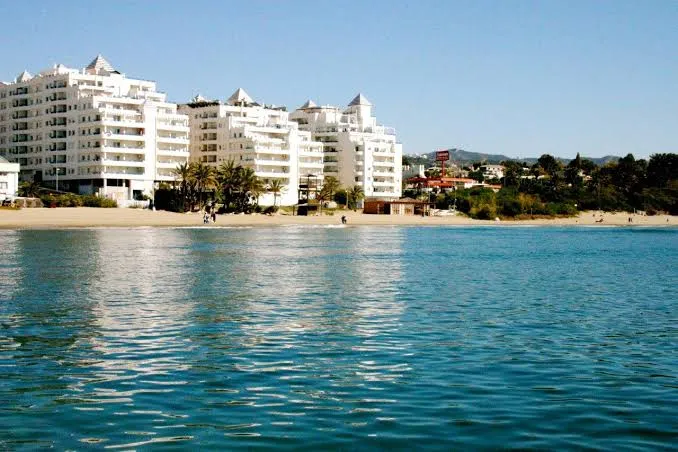 Apartamento en 1ª línea de playa en Banana Beach (3 habs.) Vista parcial al mar. — 1
