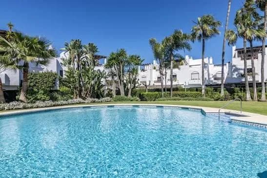 Exklusives Townhouse in Guadalvillas mit Solarium, privatem Garten und direktem Strandzugang.