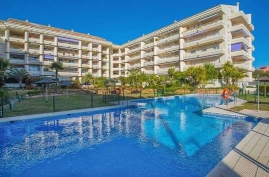 Espectacular primer piso espacioso en MILLA DE ORO, con amplia terraza, Con seguridad 24 horas a unos pasos del mar. — 1