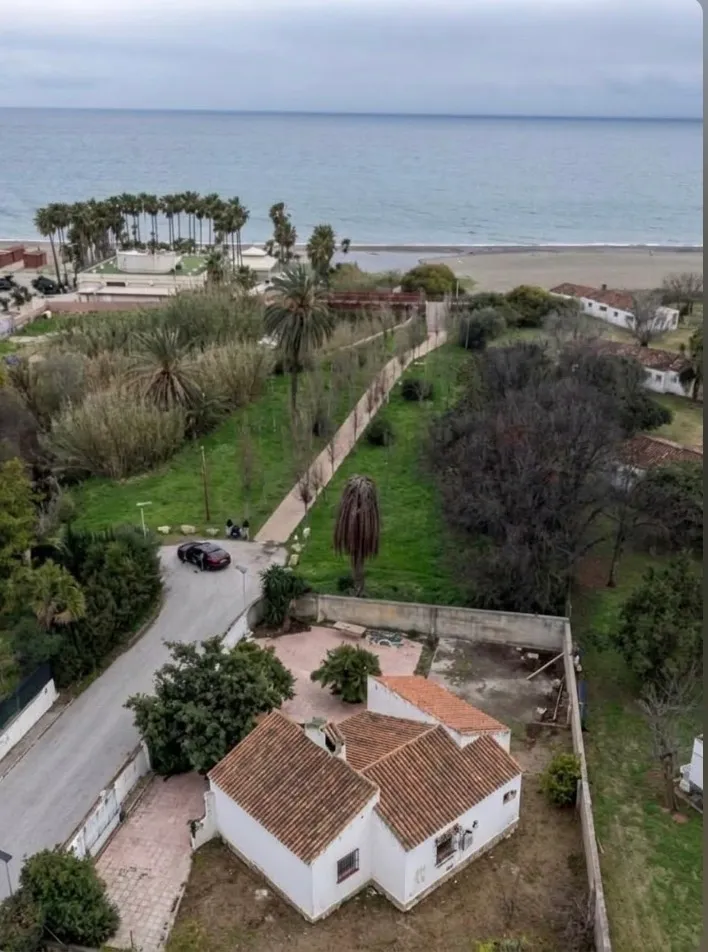 🔥 JOYA EN PRIMERA LÍNEA DE PLAYA EN ESTEPONA | Proyecto Único de Redesarrollo con Licencia y Potencial Hasta 352 m² — 1