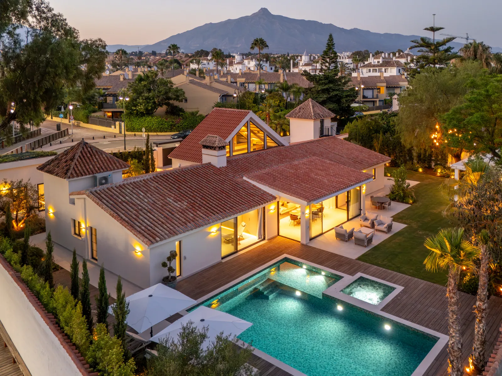 One-Level Villa by The Beach Puerto Banus. — 1