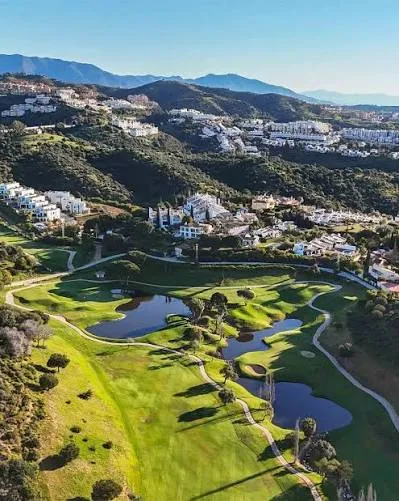 OPORTUNIDAD INVERSORES | Villa Andaluza con Vistas al Mar en Marbella Este – 44% Bajo Mercado | NPL / REO / WIP — 1