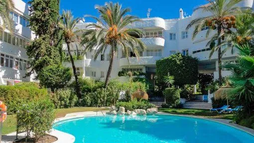 Vivir en la Milla de Oro: Una Ubicación Imbatible. Exclusivo Piso de 2 Dormitorios en Marbella Real | La Milla de Oro — 1