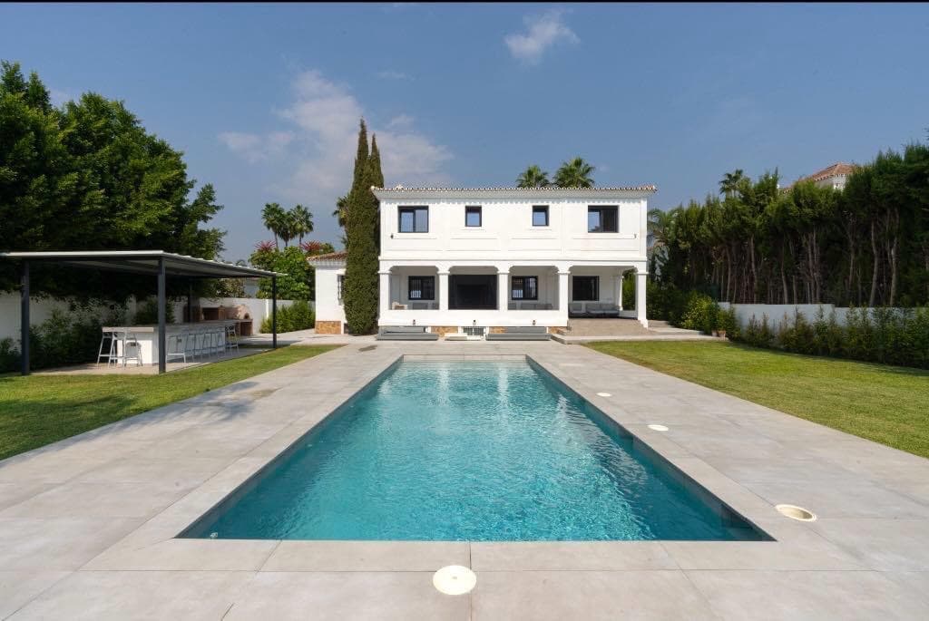 Chalet · 5 Bedrooms · Nueva Andalucía
