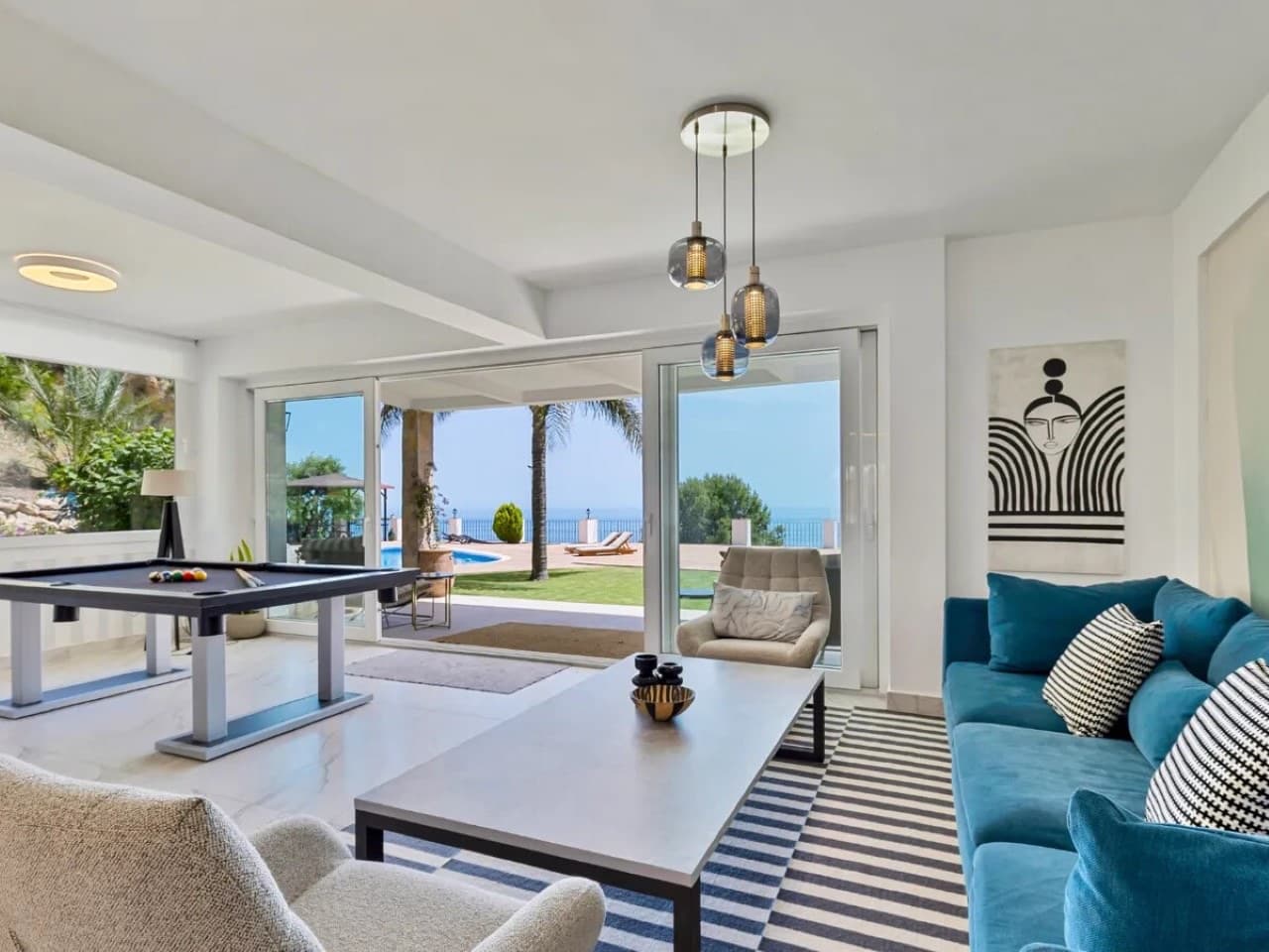 Luxury semi-detached villa with panoramic sea views, guest house and 1,400 m² plot next to Palo Alto, Marbella