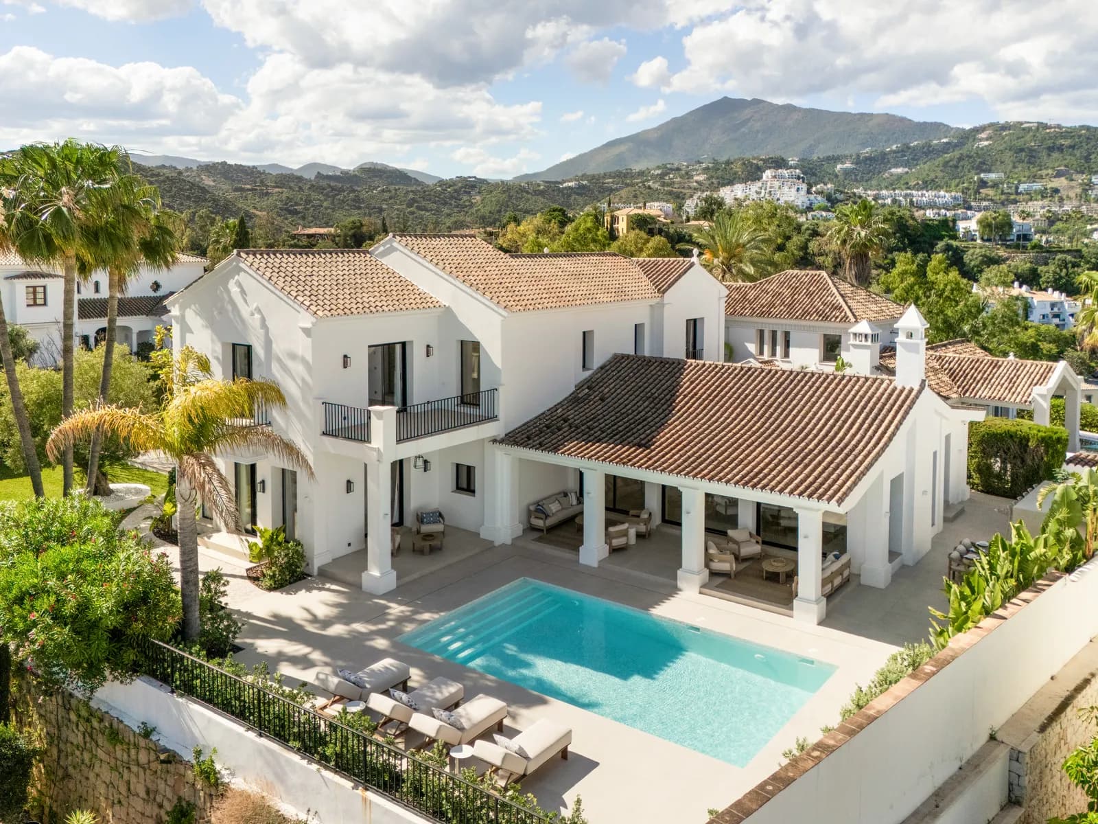 Some homes try too hard to impress. This Villa in Puerto Almendro in Benahavis does not need to.