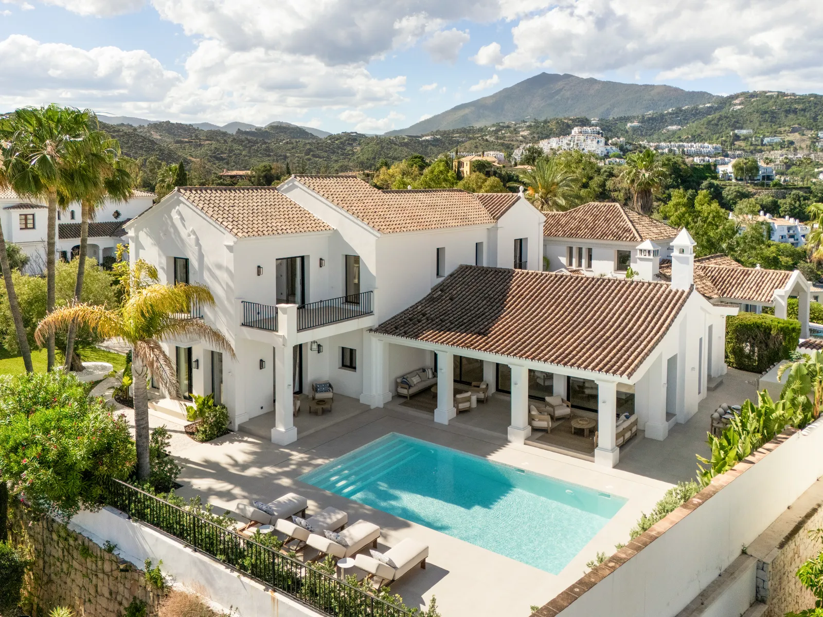 Some homes try too hard to impress. This Villa in Puerto Almendro in Benahavis does not need to. — 1