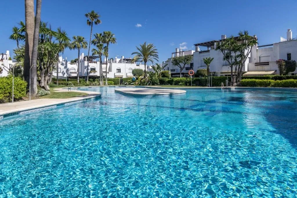 Exclusivo adosado de 4 hab. con terraza y piscina en Guadalvillas, San Pedro Alcántara — 1