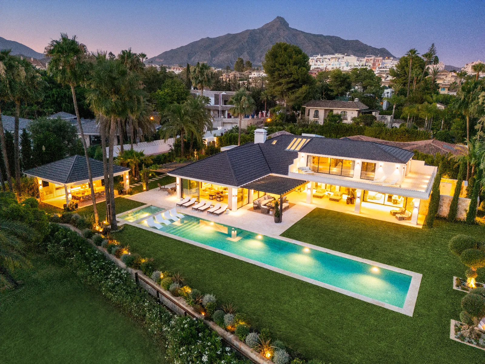 An awe-inspiring frontline golf villa with an unbeatable location in theheart of Nueva Andalucia. — 1